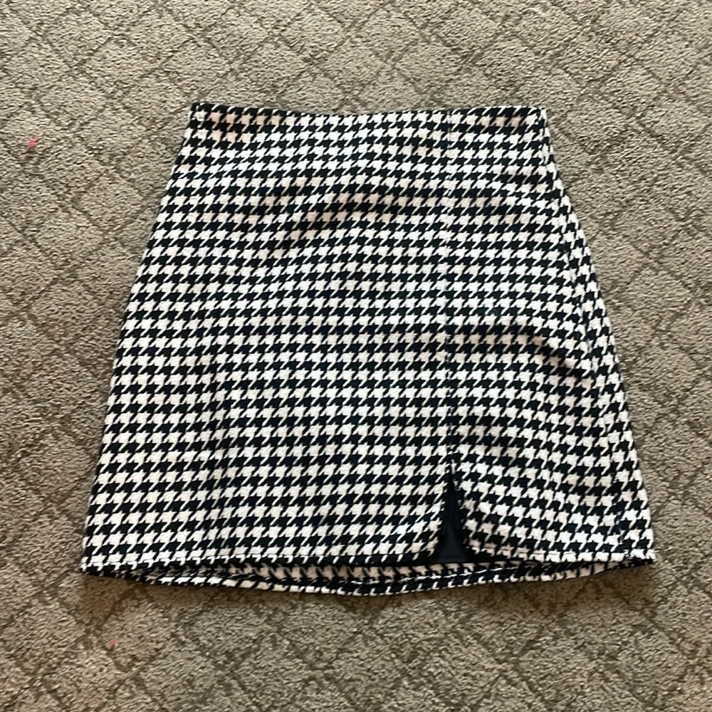 Women’s small black and white mini skirt